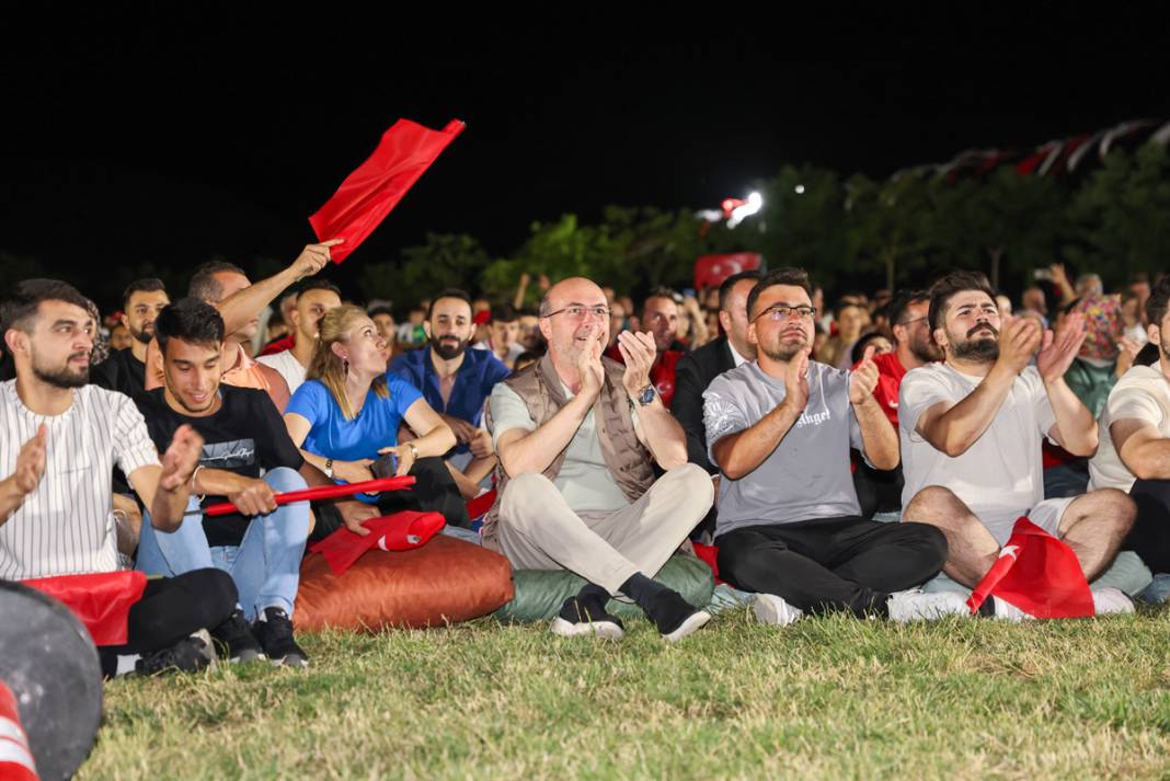Konyalılar, milli maçı kentin sembol mekanında izledi 12